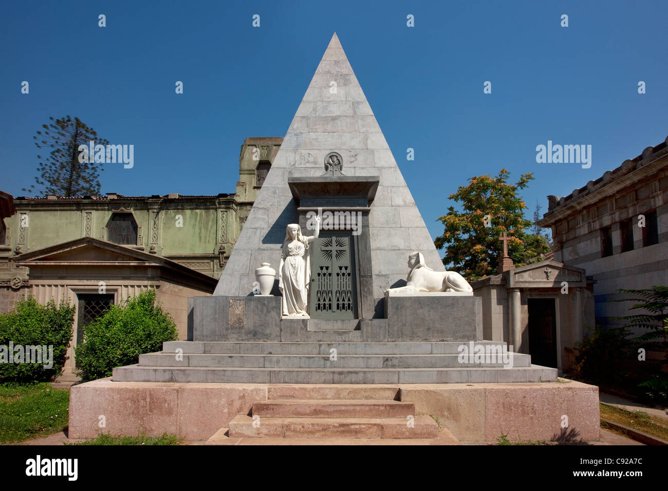 Chile, Santiago, Cementerio General (General Friedhof), Grab in Form der ägyptischen Pyramide gebaut Stockfoto