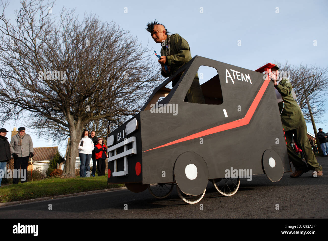 Der schrullige jährliche Pagham Kinderwagen stattfindet, jährlich am zweiten Weihnachtstag, 26. Dezember, im Dorf Pagham, West Sussex, England Stockfoto