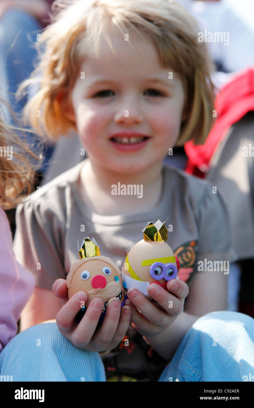 Der schrullige jährliche Easter Egg Rolling Wettbewerb, statt auf Ostern Bank Holiday Montag, Devil es Dyke, West Sussex, England Stockfoto
