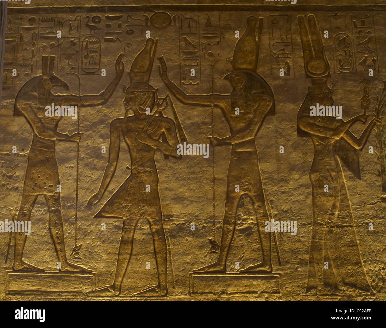 Ägyptische Kunst. Kleine Tempel oder Tempel der Hathor. Die Götter gesetzt (links) und Horus (rechts) anbeten Ramses II. Abu Simbel. Ägypten. Stockfoto