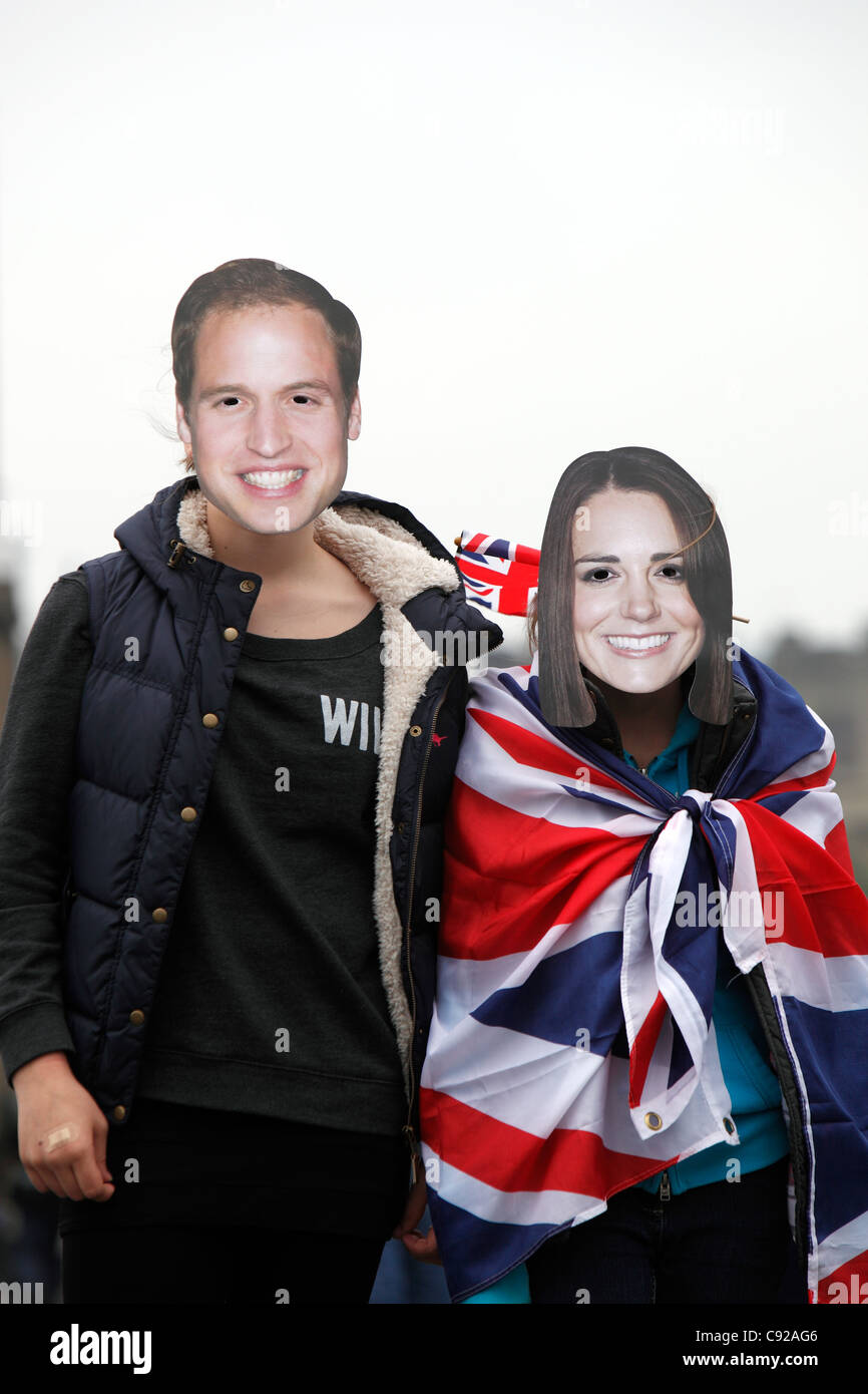 "Prinz William und Kate Middleton" maskiert Doppelgänger in das London Eye, während des Starts der königlichen Hochzeit London, England Stockfoto