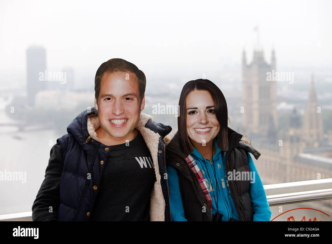 "Prinz William und Kate Middleton" maskiert Doppelgänger in das London Eye, während des Starts der königlichen Hochzeit London, England Stockfoto