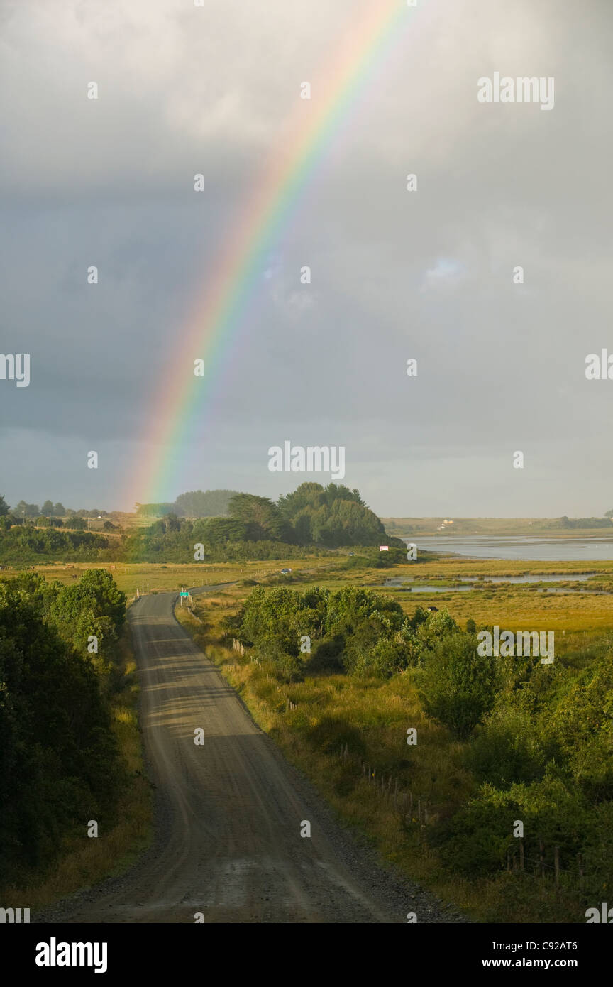 Chile, Chiloé, Ancud, Regenbogen in Landschaft entlang der Strecke nach Punihuil, westlich von Ancud Stockfoto