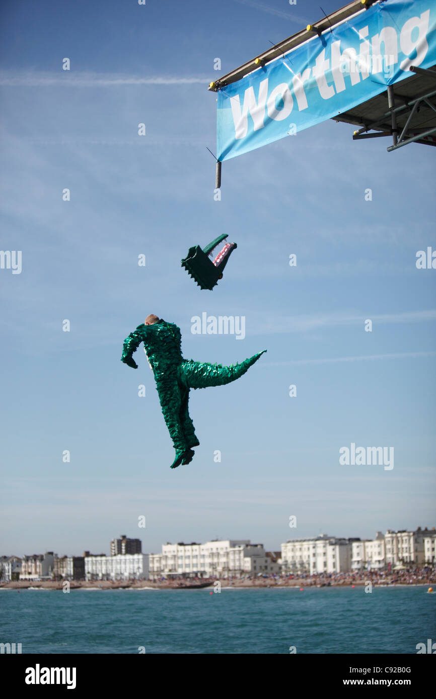 Die schrulligen jährliche Worthing International Birdman, statt an einem Sommerwochenende in Worthing, West Sussex, England Stockfoto