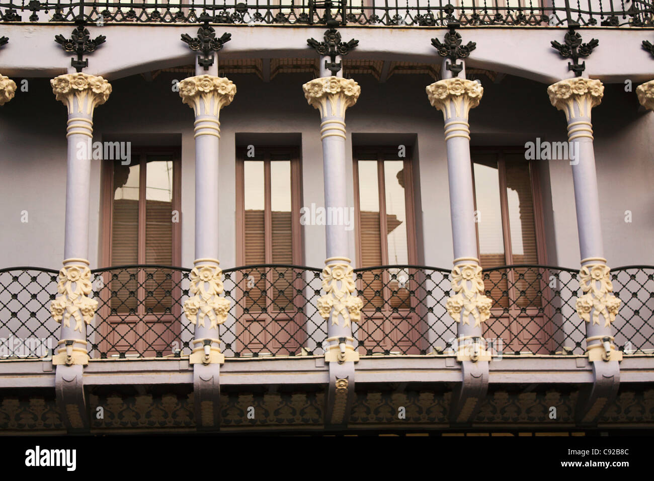 Spanien, Aragon, Provinz Teruel, Balkon Detail mit Spalten Stockfoto