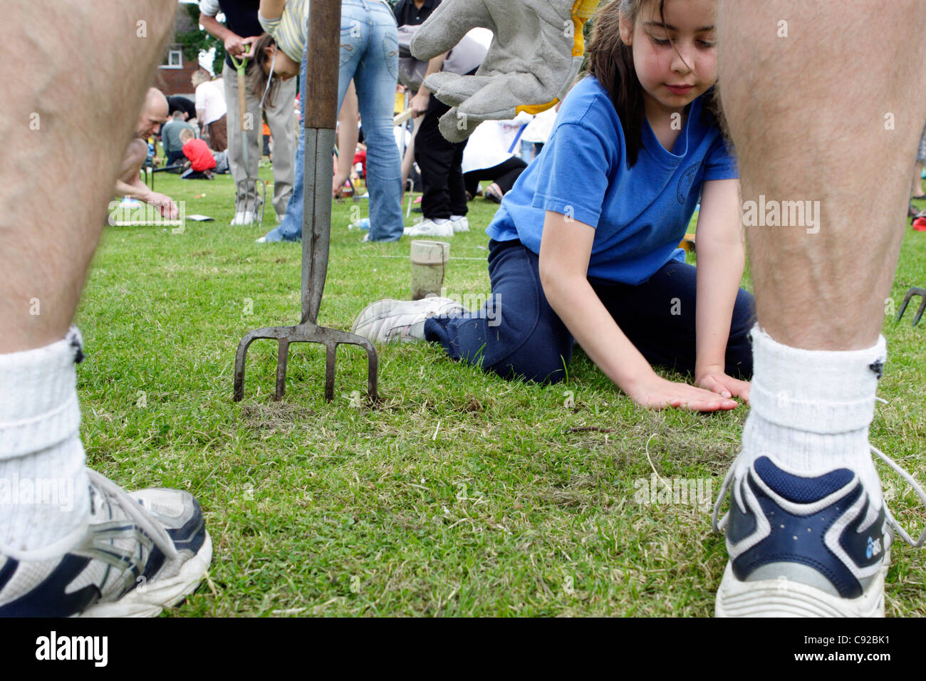 Der schrullige jährlichen Wurm charmante Weltmeisterschaft, statt an Willaston County Primary School, in Nantwich, Cheshire, England Stockfoto