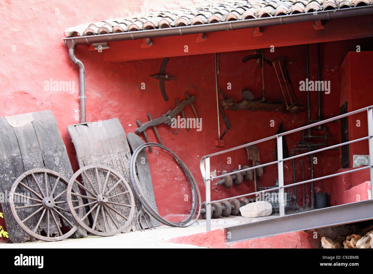 Spanien, Provinz Valencia Xativa, alte Wagenräder in Werkstatt Stockfoto