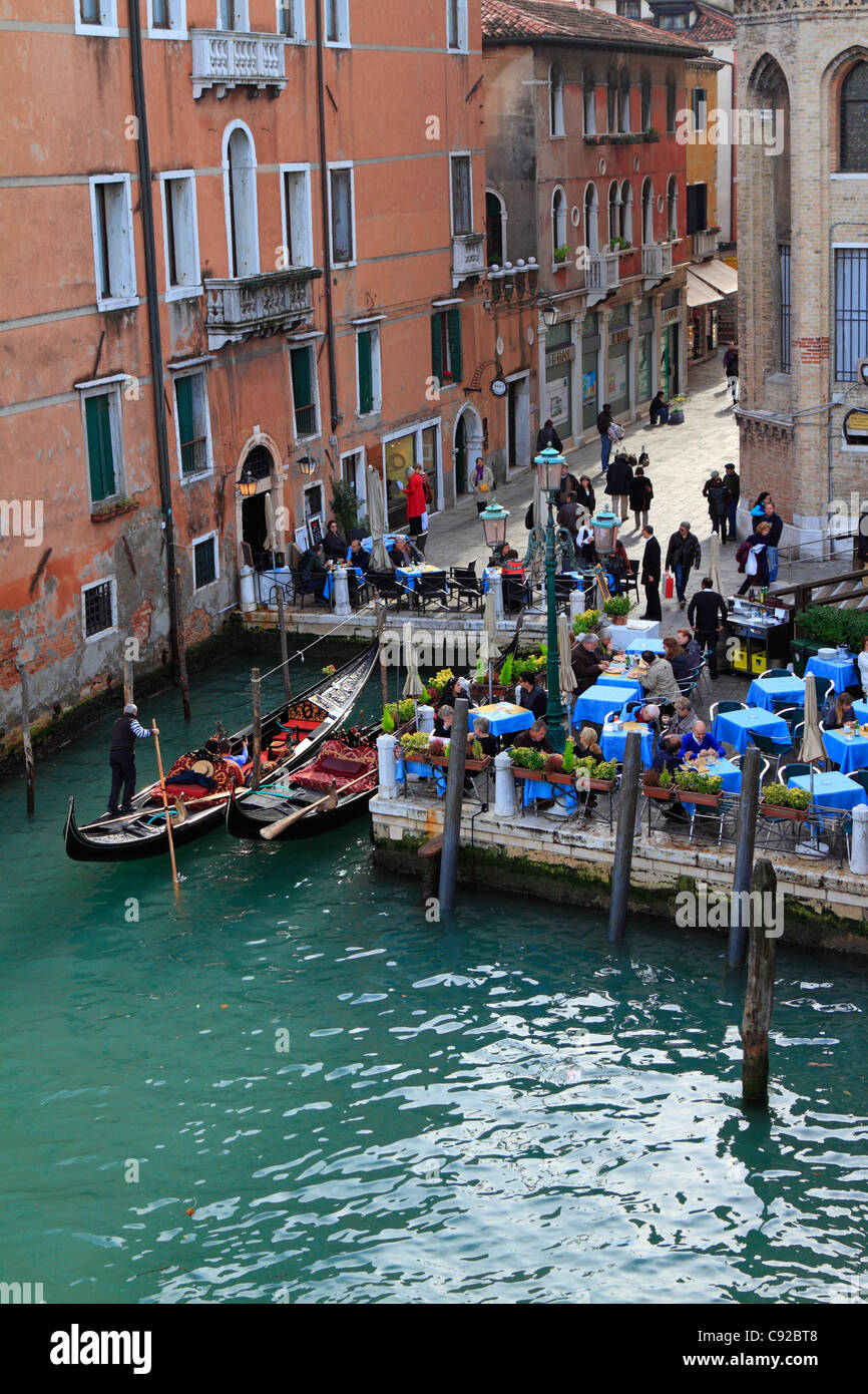 Restaurant und Gondoliere Station am Canal Grande in der Nähe der Accademia-Brücke in Venedig, Italien, Europa. Stockfoto
