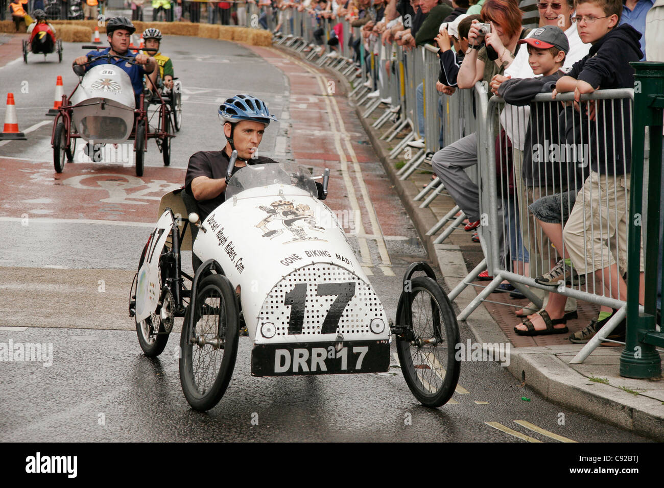 Die schrulligen jährliche Pedal Auto Grand Prix, statt jährlich abwechselnd in den Städten New Milton und Ringwood, Hampshire, England Stockfoto