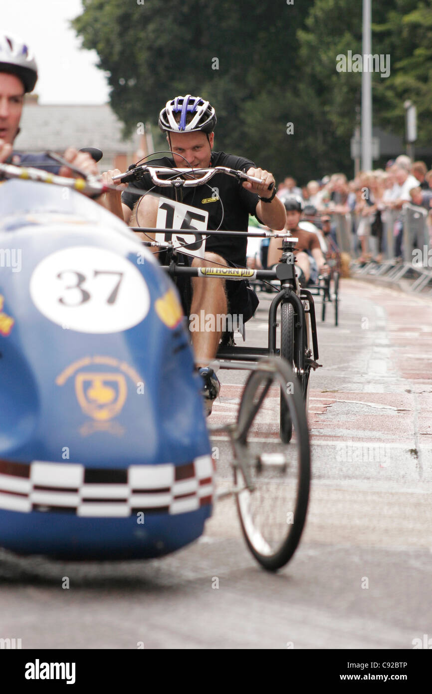 Die schrulligen jährliche Pedal Auto Grand Prix, statt jährlich abwechselnd in den Städten New Milton und Ringwood, Hampshire, England Stockfoto