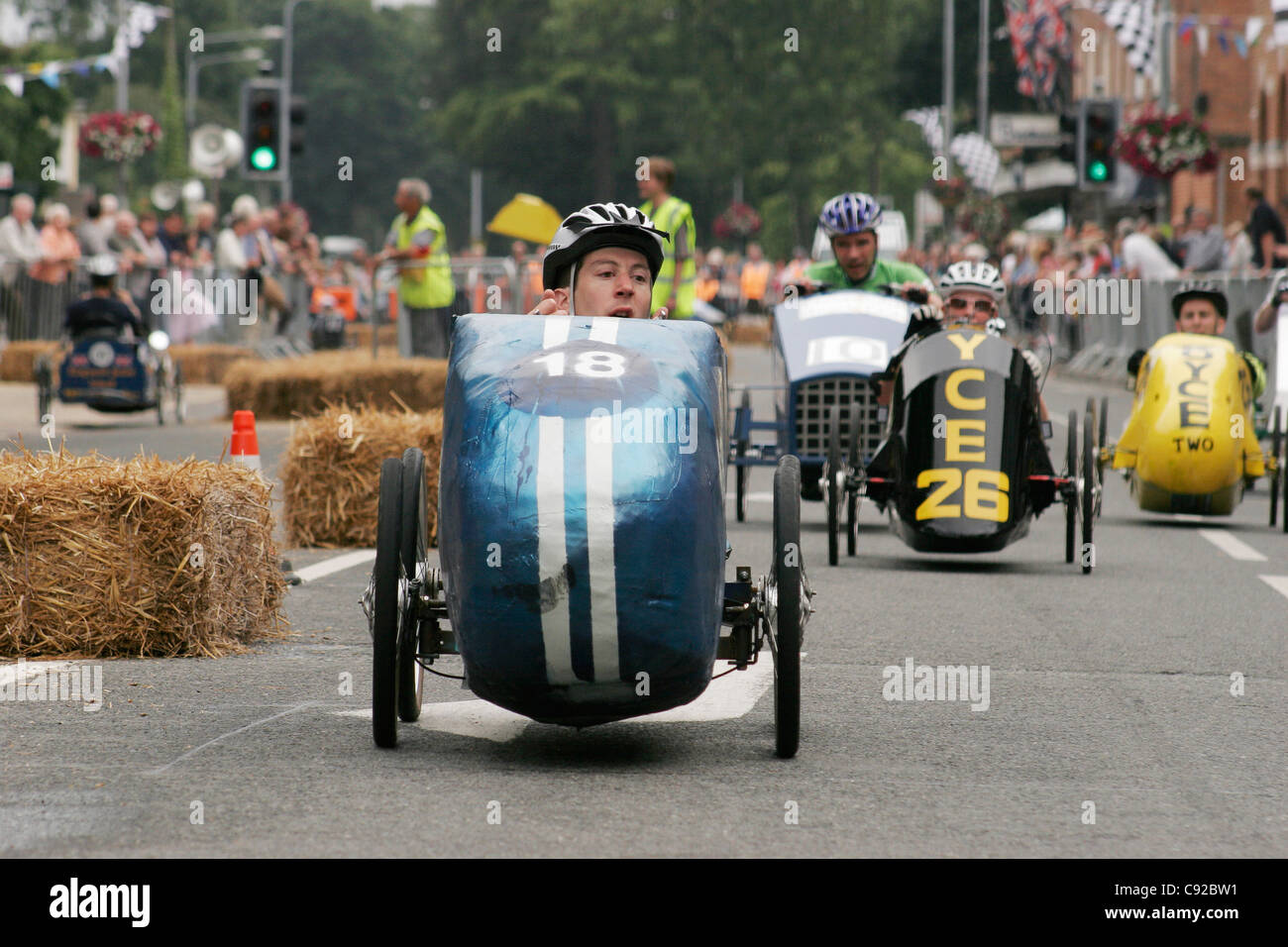 Die schrulligen jährliche Pedal Auto Grand Prix, statt jährlich abwechselnd in den Städten New Milton und Ringwood, Hampshire, England Stockfoto