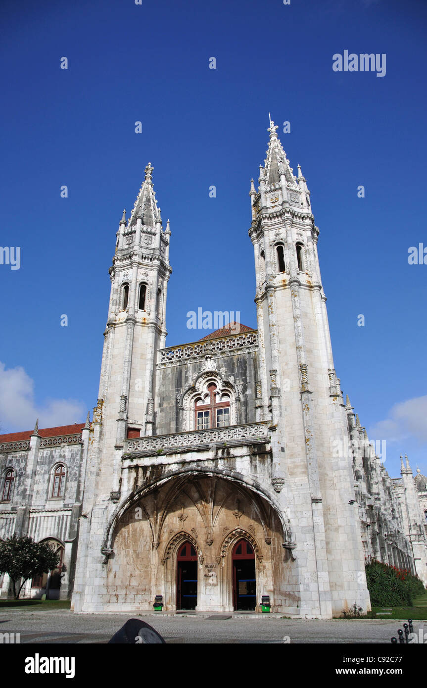 Die Hauptstadt Lissabon hat viele historische Kirchen und bauten viele