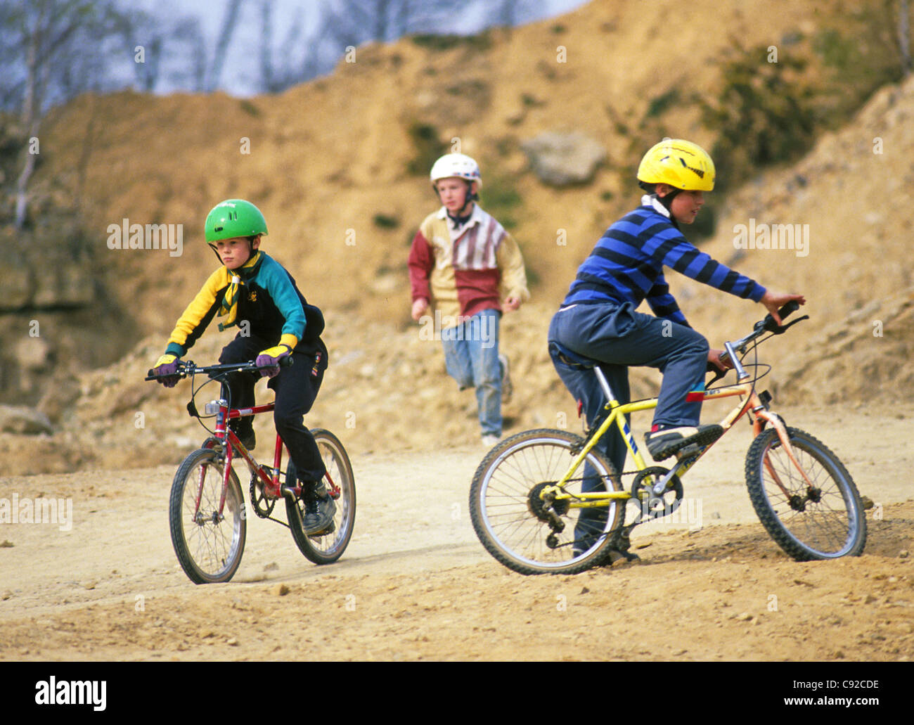 Allgemeine Bilder von Kindern auf Fahrrädern tragen Schutzhelme (Fotograf hat gesetzliche Zulassung zur Arbeit mit Kindern) für allgemeine redaktionelle Nutzung spielen. Stockfoto