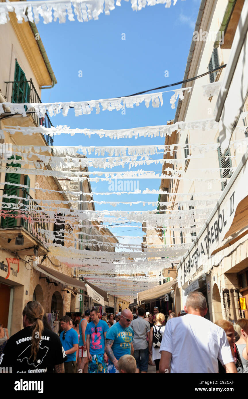Touristen auf der Straße der alten Stadt Alcudia, Mallorca, Spanien, Europa Stockfoto