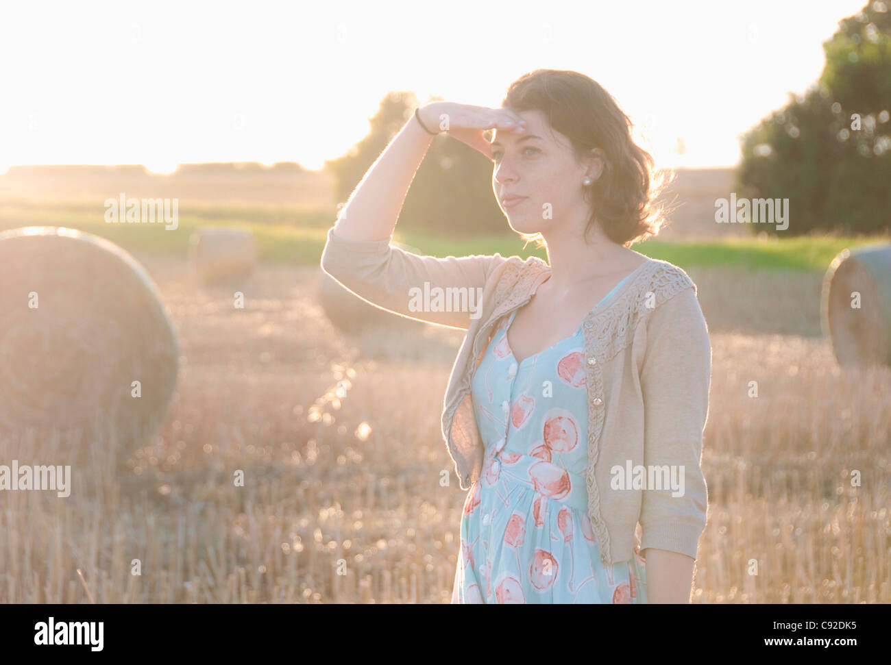 Mädchen, die ihre Augen im Heu-Feld Abschirmung Stockfoto