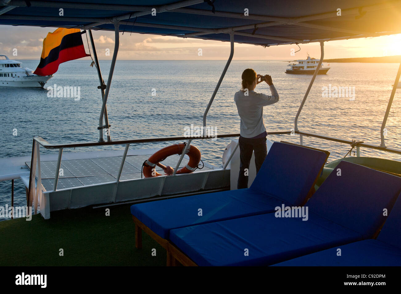 Frau auf einem schiff stehen und fotografieren -Fotos und -Bildmaterial