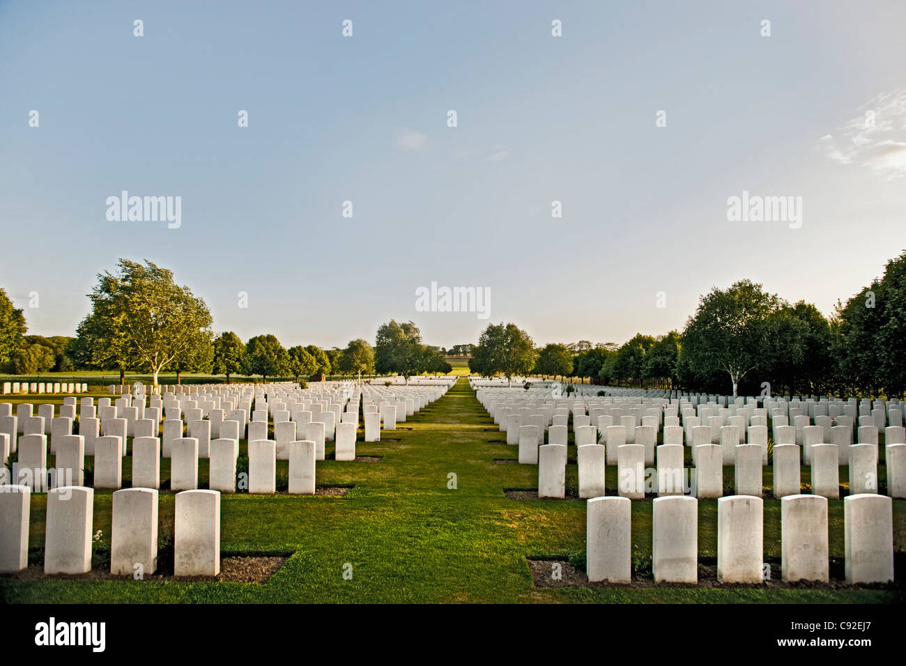 Weiße Grabsteine auf dem Friedhof Stockfoto
