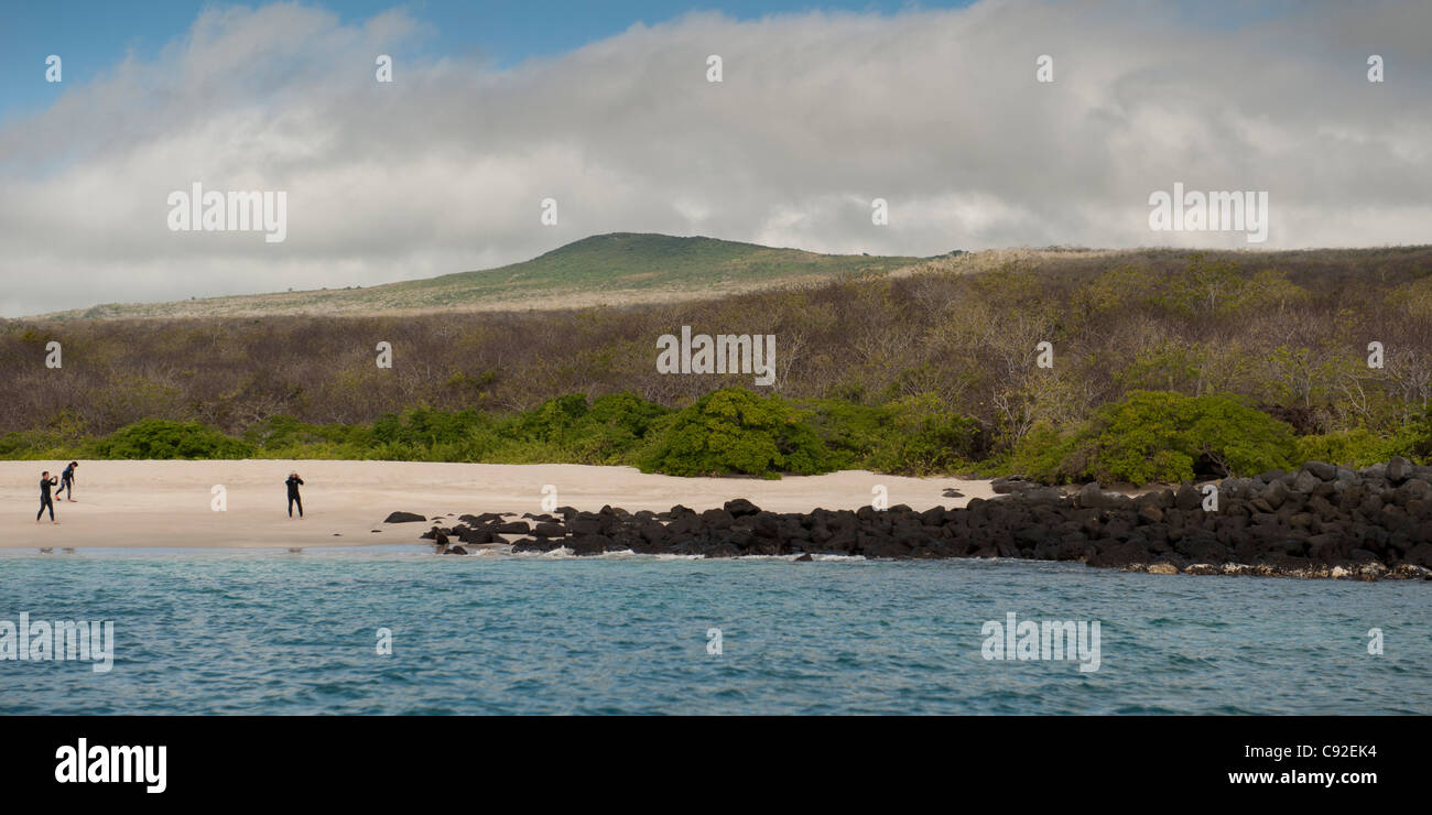 Touristen auf den Strand, Playa Ochoa, San Cristobal Insel, Galapagos