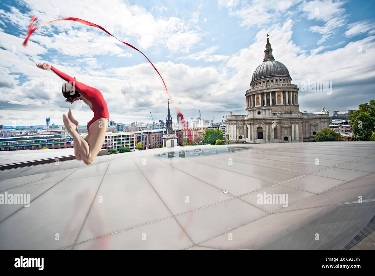 Tänzerin mit Band auf städtischen Dach Stockfoto
