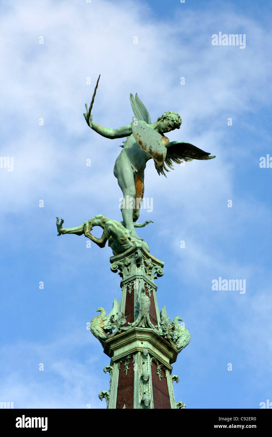 Denkmal von Erzengel Michael Tötung Satan auf eine Granitsäule der Schutzpatron der Stadt Brüssel befindet sich in den Marken Stockfoto
