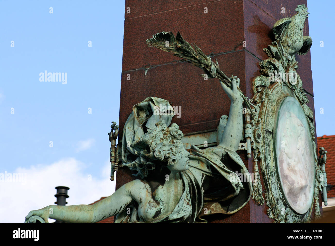 Bronze-Figur auf der Basis von Granit Denkmal des Erzengels Michael erschlagen Satan auf eine Granitsäule der Schutzpatron der Stockfoto