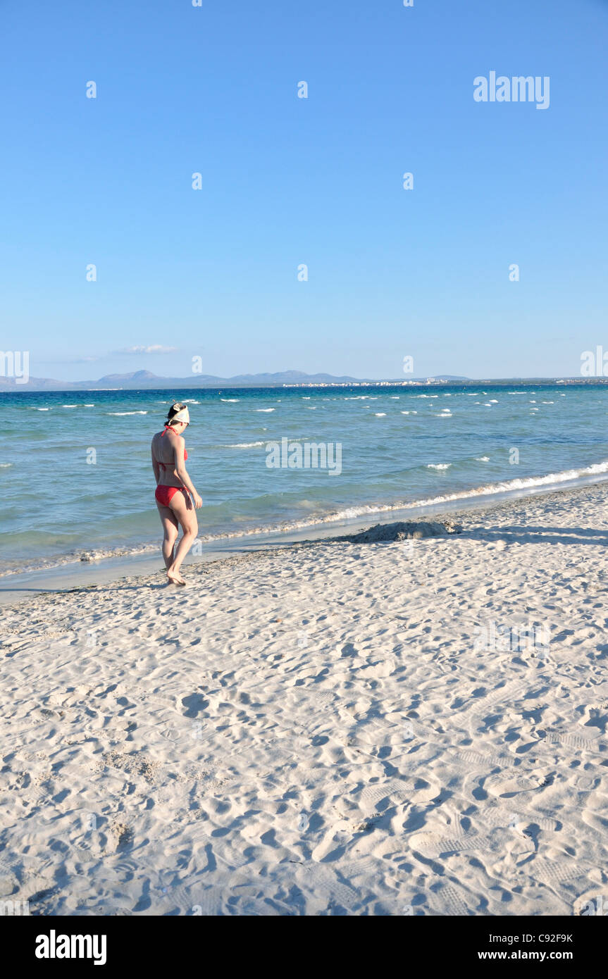 Mitte erwachsenen Frau zu Fuß am Strand, Alcudia, Mallorca, Spanien, Europa Stockfoto