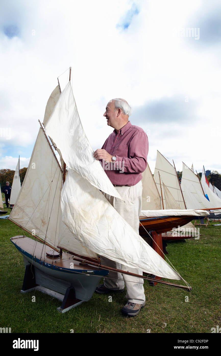 Mann mit Modellyacht Woodbridge Suffolk Stockfoto