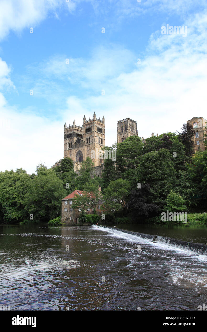 Kathedrale von Durham ist eine große gotische Normannendom. Es ist ein UNESCO-Weltkulturerbe. Es blickt auf den Fluss zu tragen. Stockfoto