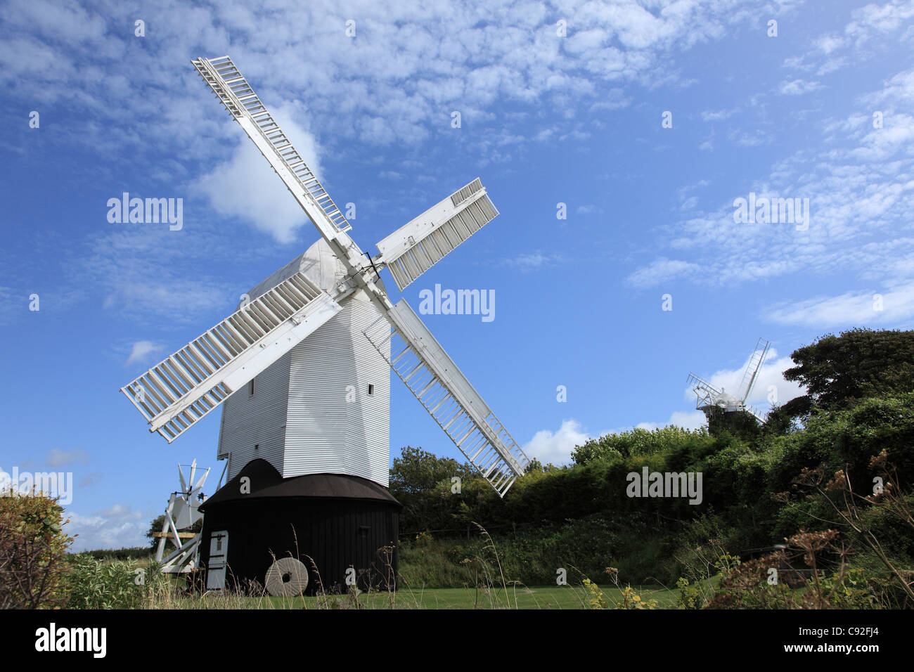 Es gibt mehrere historische Windmühlen in der Sussex Downs. Stockfoto