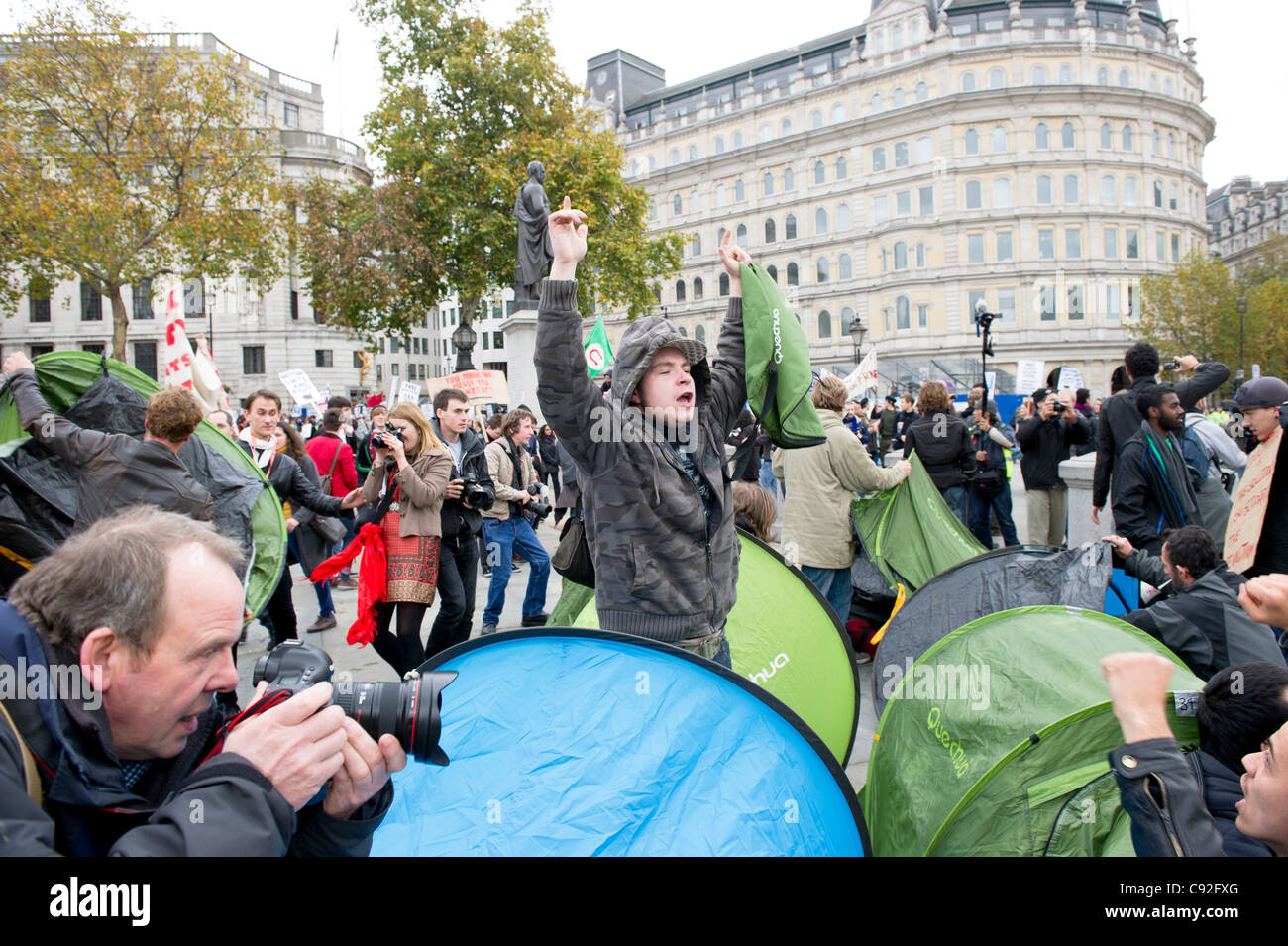 London, UK. 9. November 2011. Eine Abspaltung der Demonstranten richtet Camp auf dem Trafalgar Square und beginnt eine Besetzung unter Nelsonsäule während ein Student Marsch durch London. Der Student März hieß aus Protest gegen eine Erhöhung der Studiengebühren und Regierung Budgetkürzungen. Stockfoto