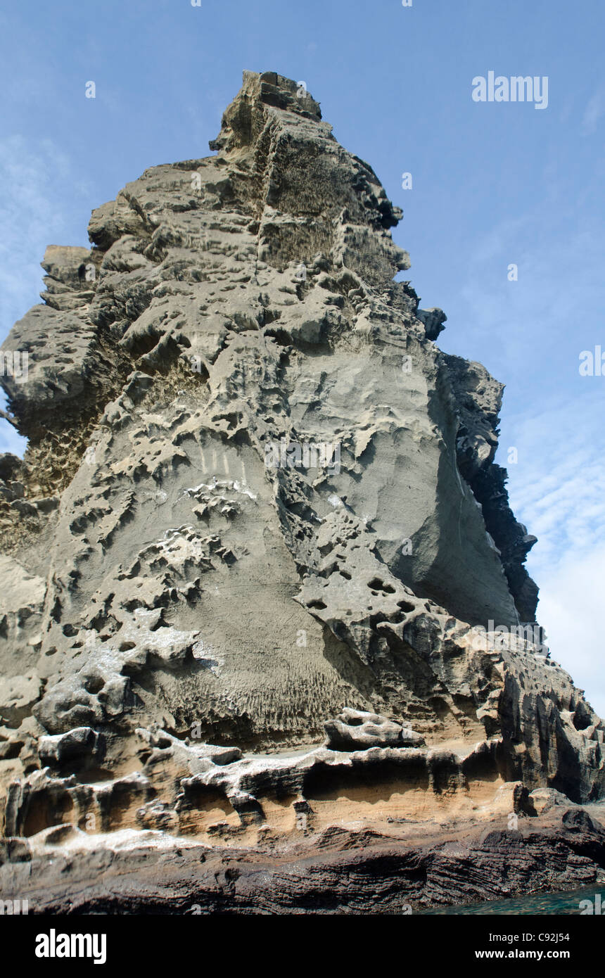 Niedrigen Winkel Blick auf eine Pinnacle Rock, Bartolome Insel, Galapagos-Inseln, Ecuador Stockfoto