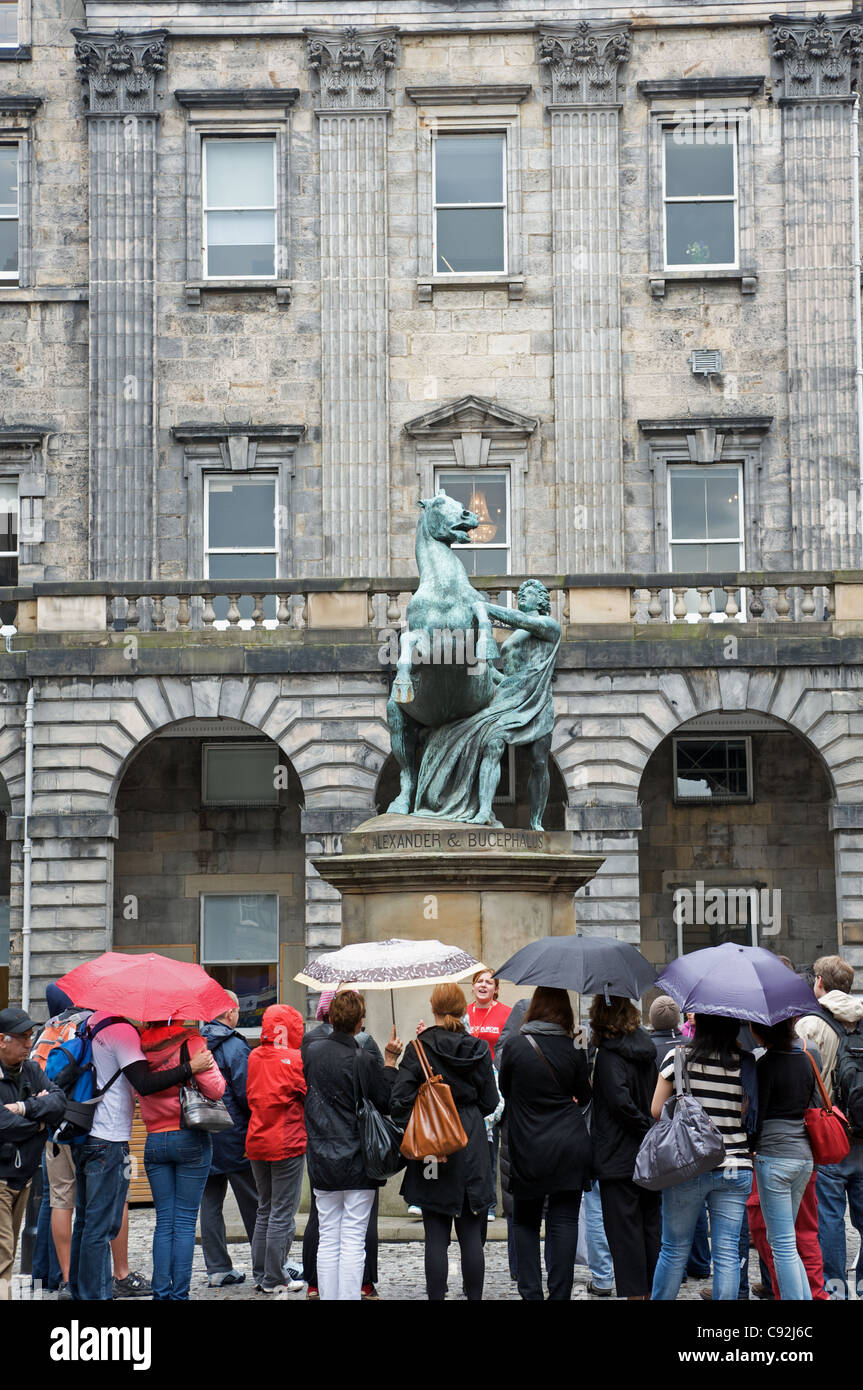 Gruppe von Touristen mit Guide Anzeigen von Alexander und Bucephalus Statue, Edinburgh, Schottland, Großbritannien. Stockfoto