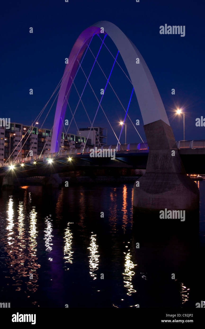 Die Clyde Arc oder Squinty Brücke in Glasgow in der Nacht. Stockfoto