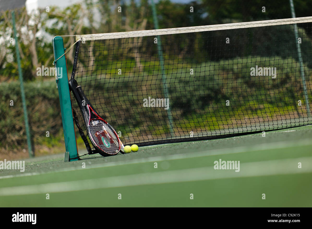 Tennisplätze mit Schlägern und Bällen, Cornwall Stockfoto