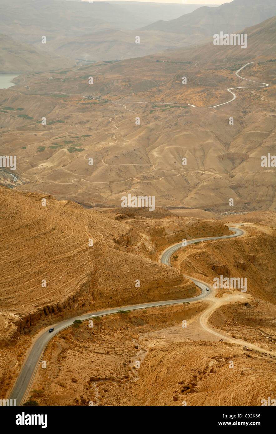 Bestandteil der Kings Highway, der durch Wadi Mujib Böschung, Jordan fließt. Stockfoto