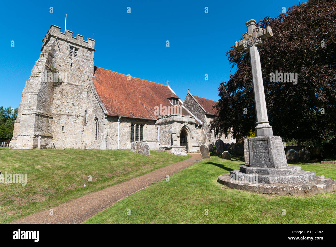 Das Kriegerdenkmal und Str. Georges Kirche am Arreton auf der Isle Of Wight, England Stockfoto