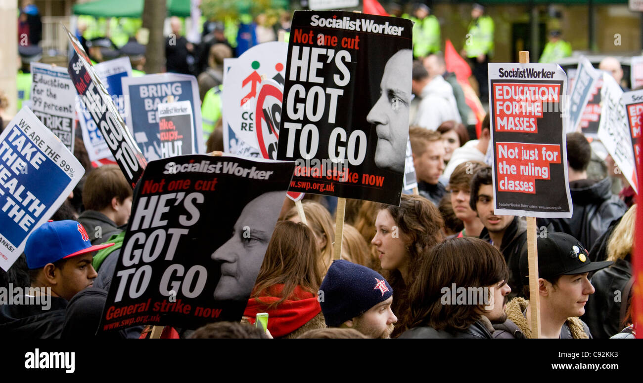 Studenten und Demonstranten kommen im Zentrum von London zusammen, um gegen staatliche Sparmaßnahmen und steigende Studiengebühren zu protestieren. Die von Gesängen und Plakaten geprägte Demonstration spiegelt die wachsende Frustration über Kürzungen der öffentlichen Ausgaben und die zunehmende finanzielle Belastung der Hochschulbildung wider. Der von Studentengewerkschaften und Aktivistengruppen organisierte Protest zielt darauf ab, politische Entscheidungsträger zu drängen, Budgetkürzungen zu überdenken, die sich auf Bildung und grundlegende Dienstleistungen auswirken. Die Teilnehmer fordern eine erschwingliche Bildung und eine stärkere Unterstützung junger Menschen Stockfoto
