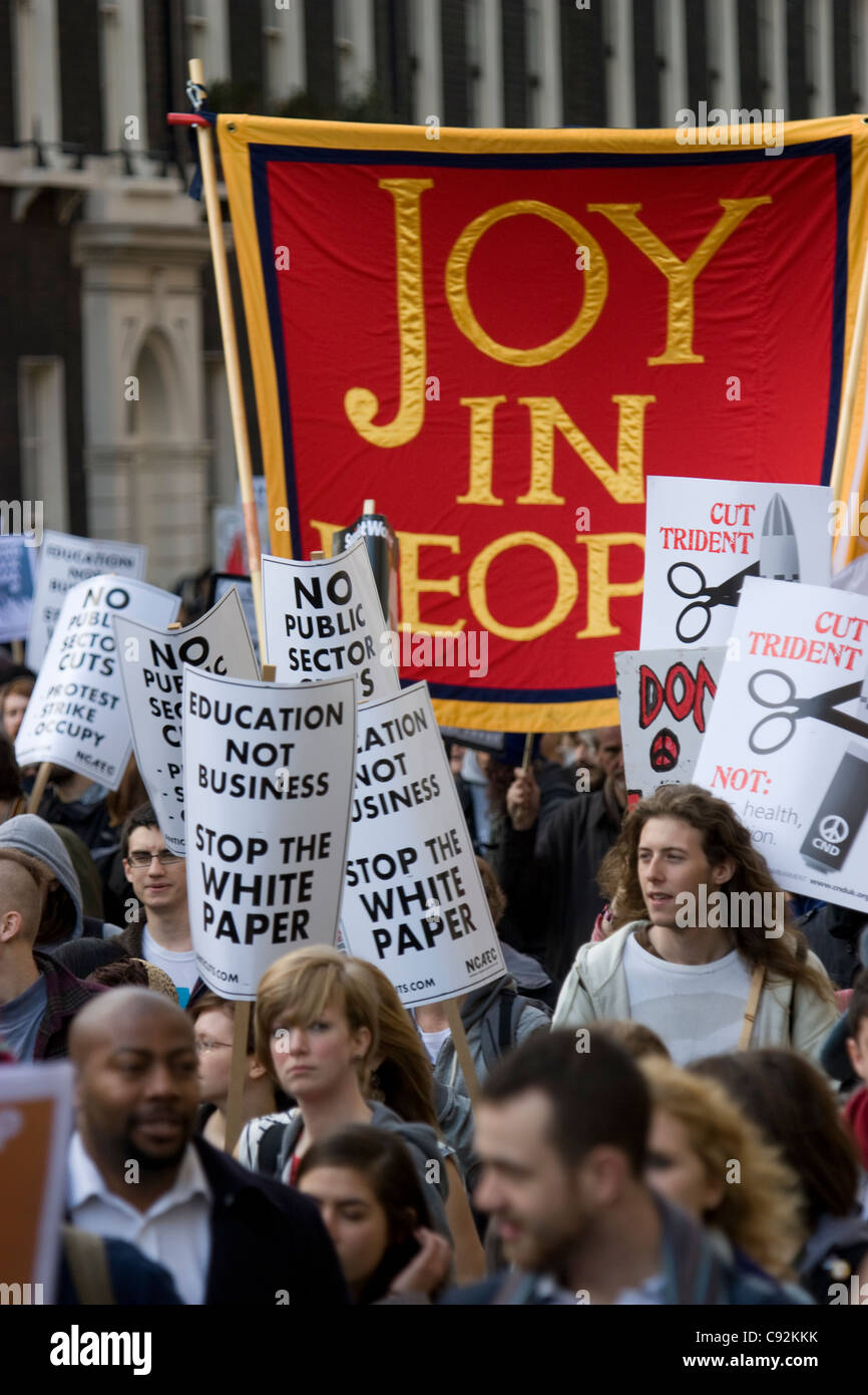 Studenten und Demonstranten kommen im Zentrum von London zusammen, um gegen staatliche Sparmaßnahmen und steigende Studiengebühren zu protestieren. Die von Gesängen und Plakaten geprägte Demonstration spiegelt die wachsende Frustration über Kürzungen der öffentlichen Ausgaben und die zunehmende finanzielle Belastung der Hochschulbildung wider. Der von Studentengewerkschaften und Aktivistengruppen organisierte Protest zielt darauf ab, politische Entscheidungsträger zu drängen, Budgetkürzungen zu überdenken, die sich auf Bildung und grundlegende Dienstleistungen auswirken. Die Teilnehmer fordern eine erschwingliche Bildung und eine stärkere Unterstützung junger Menschen Stockfoto