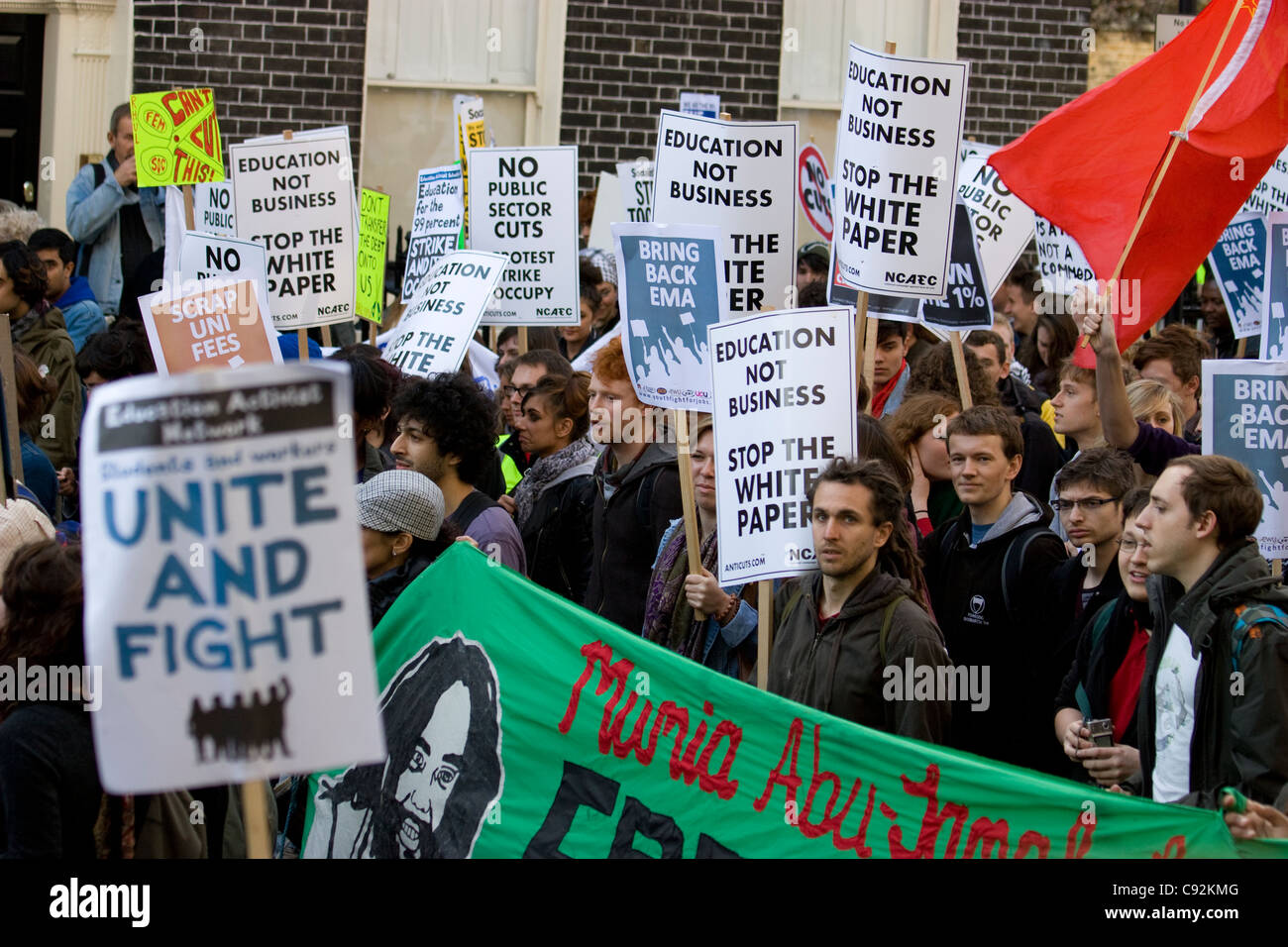 Studenten und Demonstranten kommen im Zentrum von London zusammen, um gegen staatliche Sparmaßnahmen und steigende Studiengebühren zu protestieren. Die von Gesängen und Plakaten geprägte Demonstration spiegelt die wachsende Frustration über Kürzungen der öffentlichen Ausgaben und die zunehmende finanzielle Belastung der Hochschulbildung wider. Der von Studentengewerkschaften und Aktivistengruppen organisierte Protest zielt darauf ab, politische Entscheidungsträger zu drängen, Budgetkürzungen zu überdenken, die sich auf Bildung und grundlegende Dienstleistungen auswirken. Die Teilnehmer fordern eine erschwingliche Bildung und eine stärkere Unterstützung junger Menschen Stockfoto