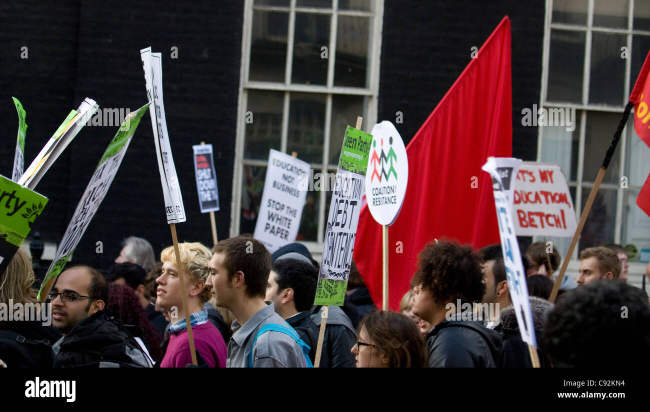Studenten und Demonstranten kommen im Zentrum von London zusammen, um gegen staatliche Sparmaßnahmen und steigende Studiengebühren zu protestieren. Die von Gesängen und Plakaten geprägte Demonstration spiegelt die wachsende Frustration über Kürzungen der öffentlichen Ausgaben und die zunehmende finanzielle Belastung der Hochschulbildung wider. Der von Studentengewerkschaften und Aktivistengruppen organisierte Protest zielt darauf ab, politische Entscheidungsträger zu drängen, Budgetkürzungen zu überdenken, die sich auf Bildung und grundlegende Dienstleistungen auswirken. Die Teilnehmer fordern eine erschwingliche Bildung und eine stärkere Unterstützung junger Menschen Stockfoto