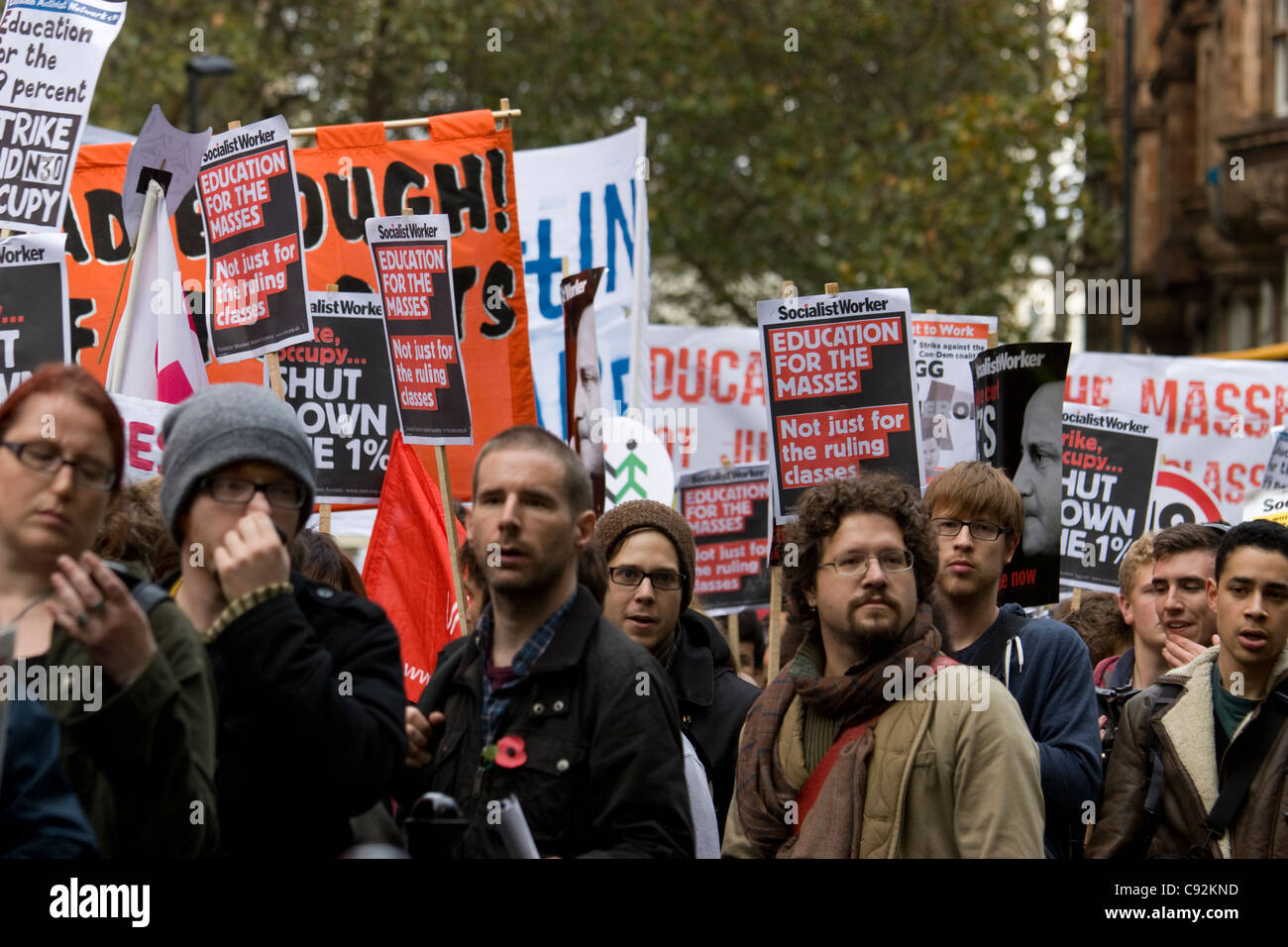 Studenten und Demonstranten kommen im Zentrum von London zusammen, um gegen staatliche Sparmaßnahmen und steigende Studiengebühren zu protestieren. Die von Gesängen und Plakaten geprägte Demonstration spiegelt die wachsende Frustration über Kürzungen der öffentlichen Ausgaben und die zunehmende finanzielle Belastung der Hochschulbildung wider. Der von Studentengewerkschaften und Aktivistengruppen organisierte Protest zielt darauf ab, politische Entscheidungsträger zu drängen, Budgetkürzungen zu überdenken, die sich auf Bildung und grundlegende Dienstleistungen auswirken. Die Teilnehmer fordern eine erschwingliche Bildung und eine stärkere Unterstützung junger Menschen Stockfoto