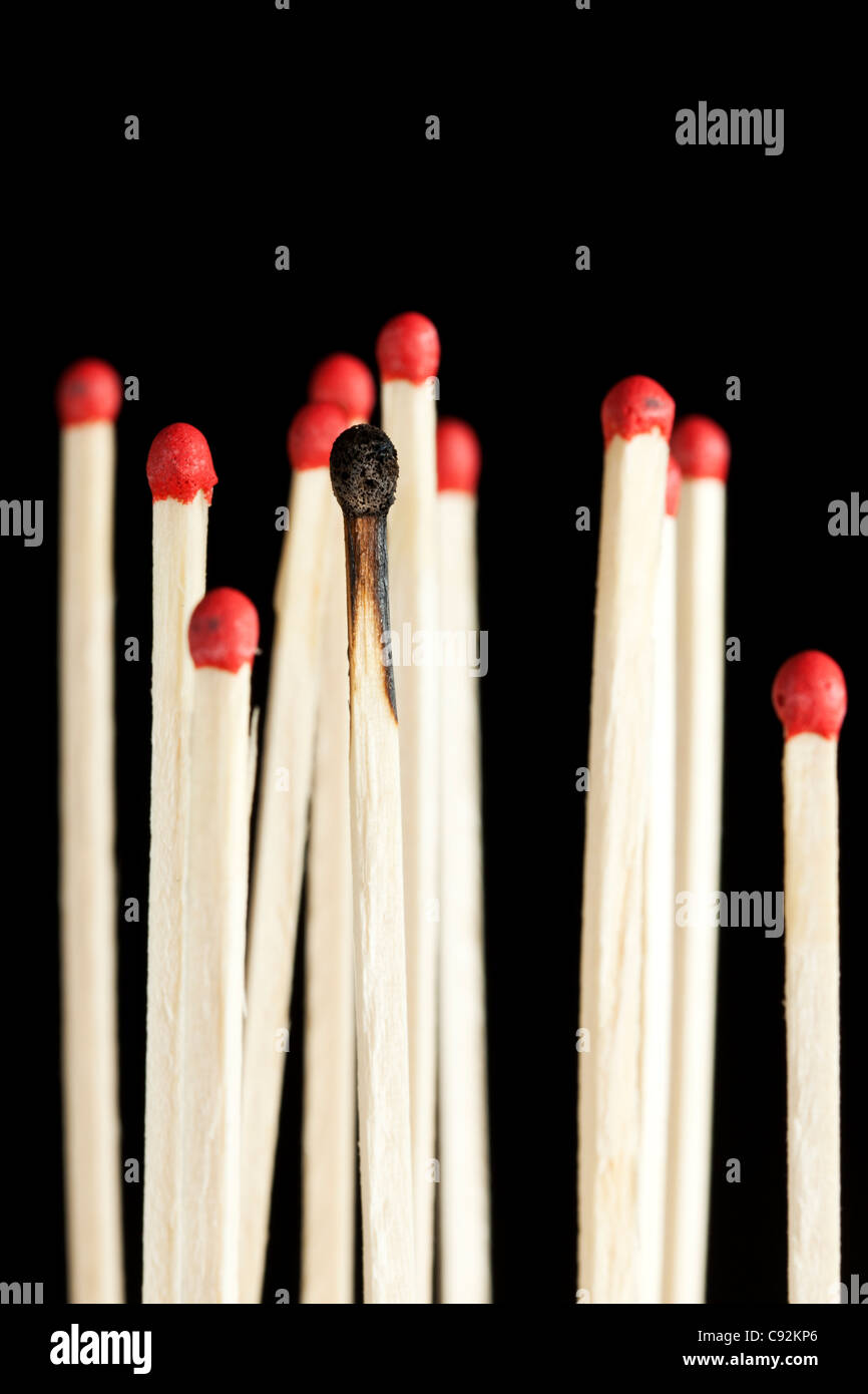 Reihe von Matches, einer verbrannt. Symbol für Burn-Out-Syndrom. Stockfoto
