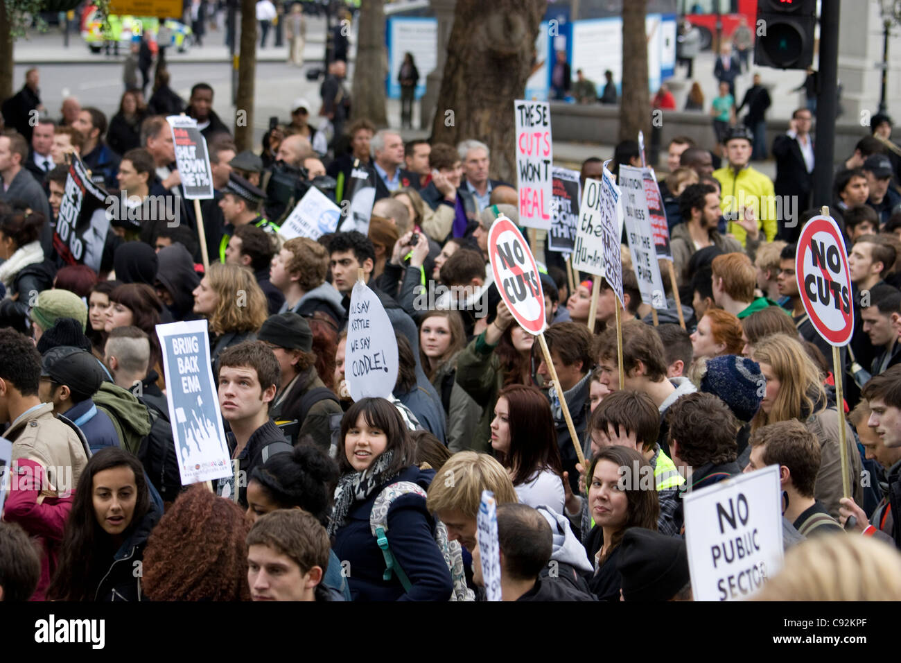 Studenten und Demonstranten kommen im Zentrum von London zusammen, um gegen staatliche Sparmaßnahmen und steigende Studiengebühren zu protestieren. Die von Gesängen und Plakaten geprägte Demonstration spiegelt die wachsende Frustration über Kürzungen der öffentlichen Ausgaben und die zunehmende finanzielle Belastung der Hochschulbildung wider. Der von Studentengewerkschaften und Aktivistengruppen organisierte Protest zielt darauf ab, politische Entscheidungsträger zu drängen, Budgetkürzungen zu überdenken, die sich auf Bildung und grundlegende Dienstleistungen auswirken. Die Teilnehmer fordern eine erschwingliche Bildung und eine stärkere Unterstützung junger Menschen Stockfoto
