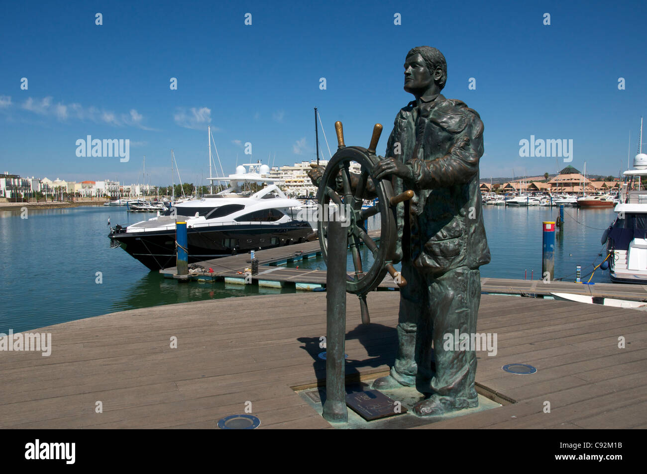 Bronzestatue von Steuermann Vilamoura Marina Algarve Portugal Stockfoto