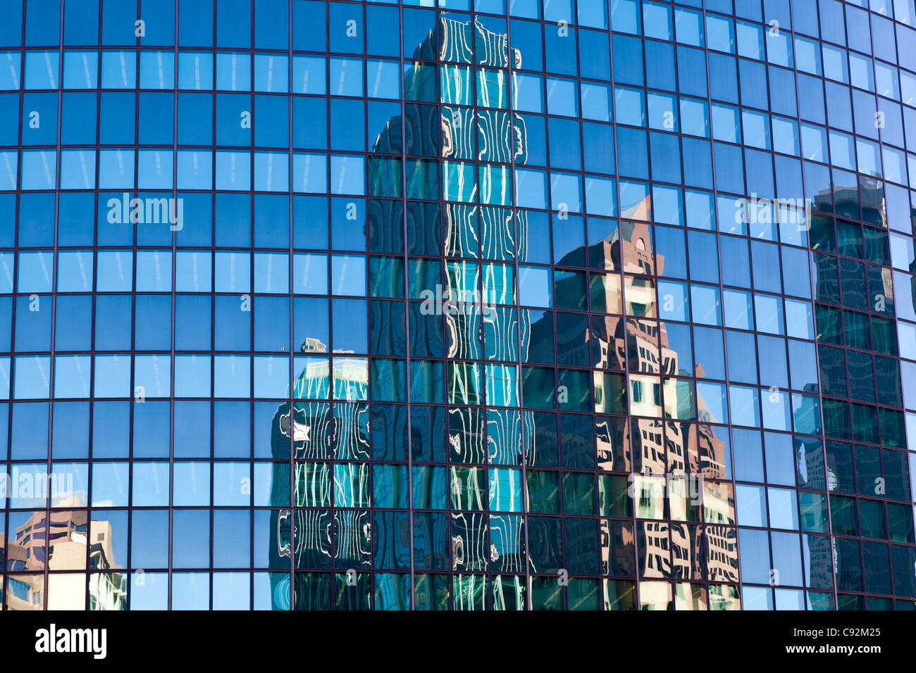 Reflexionen von Gebäuden im Glasfenster von Phoenix Mutual Life Insurance Building in der Innenstadt von Hartford Connecticut Stockfoto