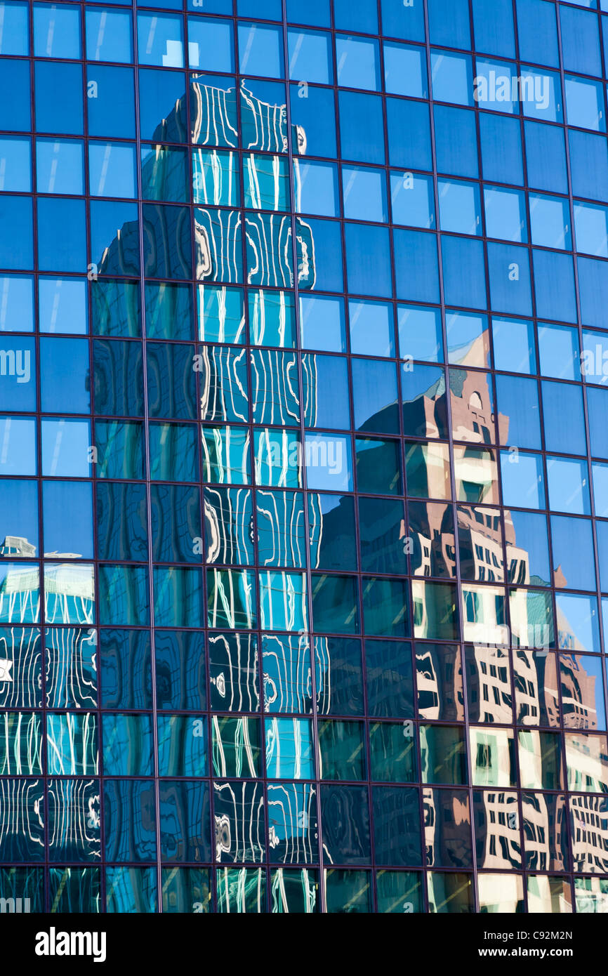 Reflexionen von Gebäuden im Glasfenster von Phoenix Mutual Life Insurance Building in der Innenstadt von Hartford Connecticut Stockfoto