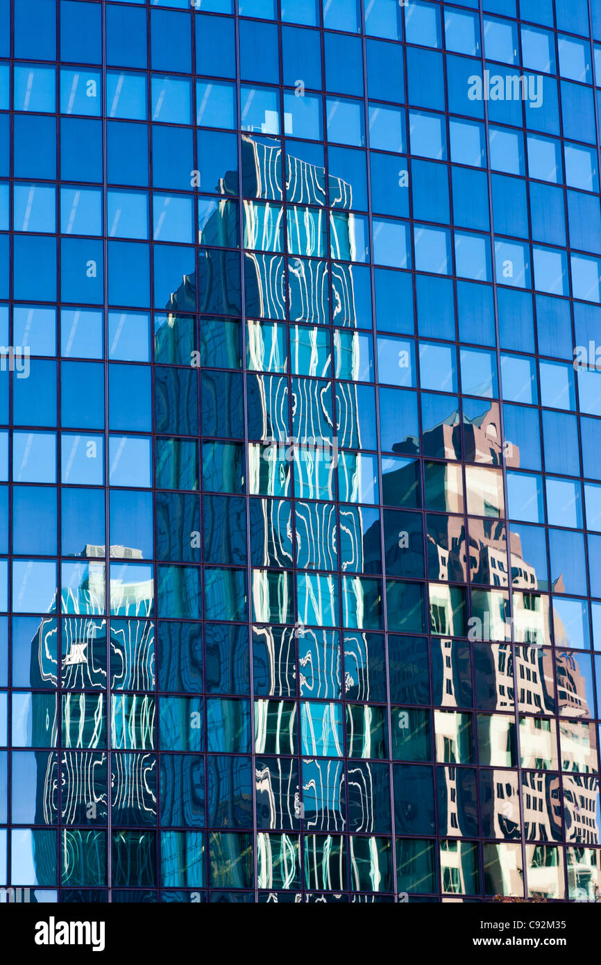 Reflexionen von Gebäuden im Glasfenster von Phoenix Mutual Life Insurance Building in der Innenstadt von Hartford Connecticut Stockfoto