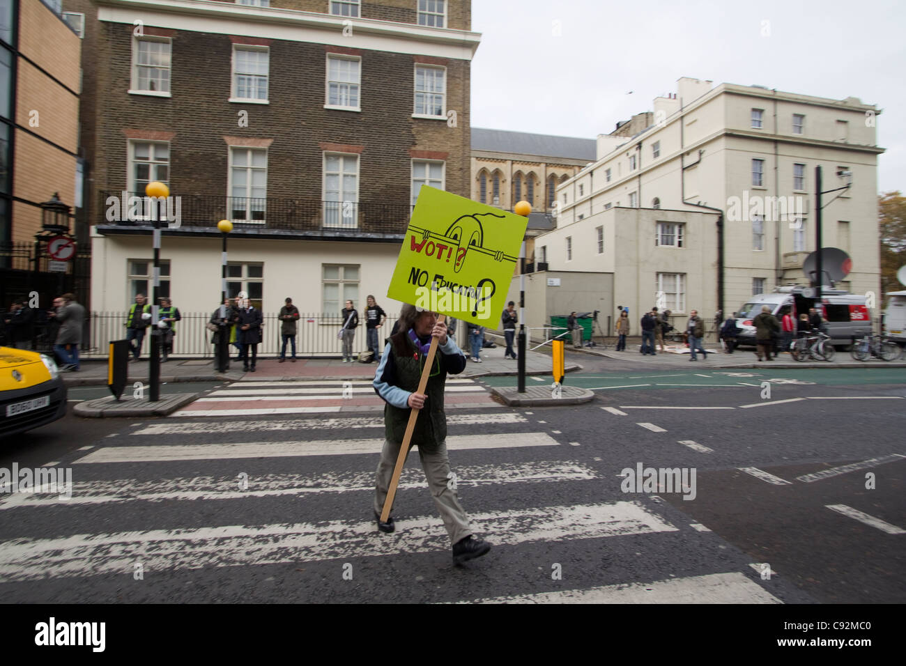 Mann in der Straße ohne Ausbildung zu signieren, Studenten-Protest in central London UK, Kürzungen der öffentlichen Ausgaben und Erhöhung der Studiengebühren Stockfoto
