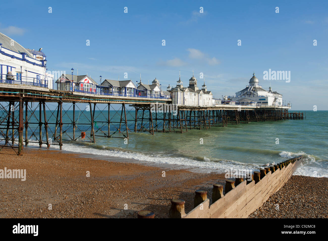 Der Pier und Strand in Eastbourne auf der südlichen Küste von East Sussex, England, UK. Stockfoto