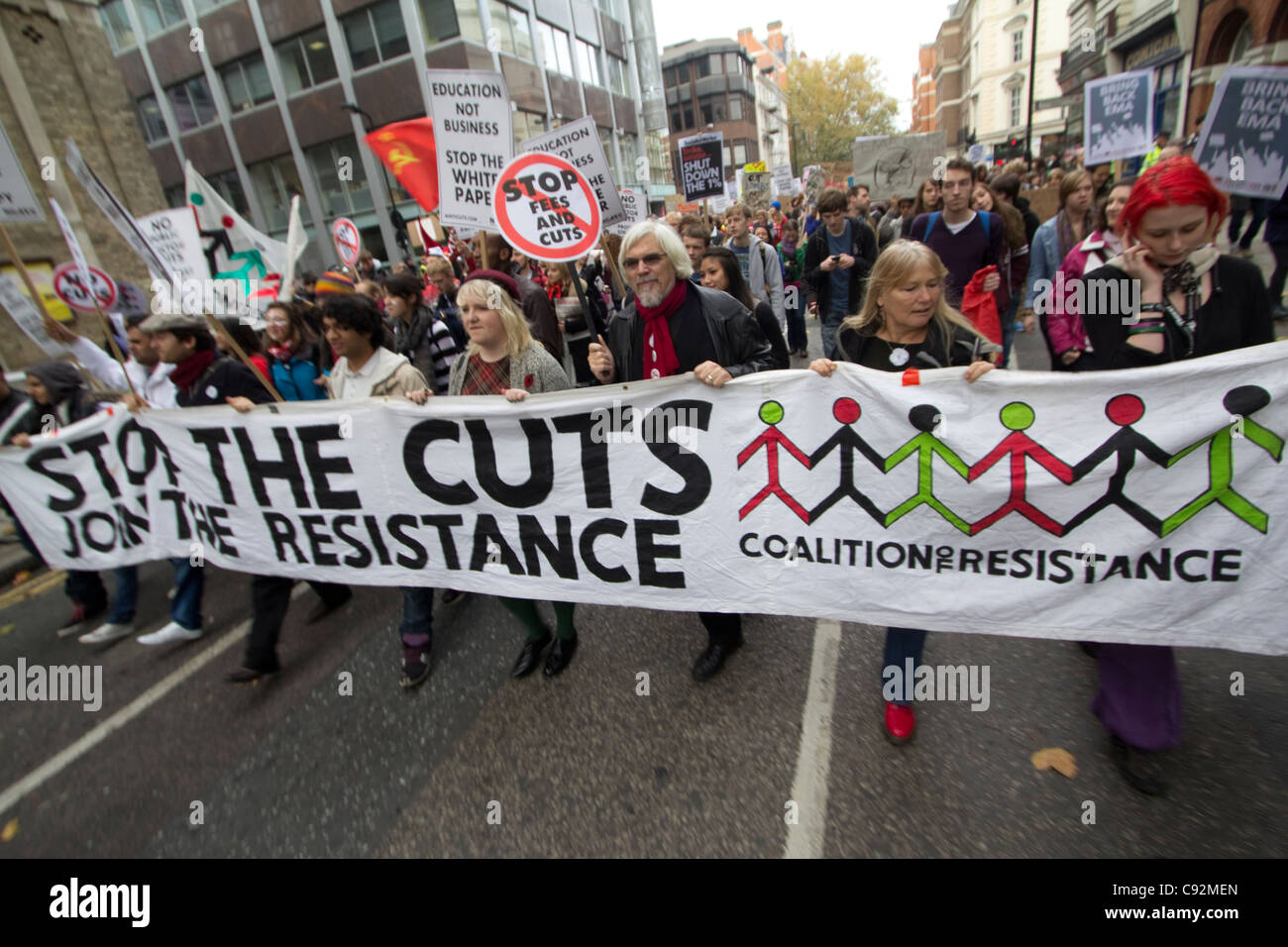 Studenten und Demonstranten kommen im Zentrum von London zusammen, um gegen staatliche Sparmaßnahmen und steigende Studiengebühren zu protestieren. Die von Gesängen und Plakaten geprägte Demonstration spiegelt die wachsende Frustration über Kürzungen der öffentlichen Ausgaben und die zunehmende finanzielle Belastung der Hochschulbildung wider. Der von Studentengewerkschaften und Aktivistengruppen organisierte Protest zielt darauf ab, politische Entscheidungsträger zu drängen, Budgetkürzungen zu überdenken, die sich auf Bildung und grundlegende Dienstleistungen auswirken. Die Teilnehmer fordern eine erschwingliche Bildung und eine stärkere Unterstützung junger Menschen Stockfoto